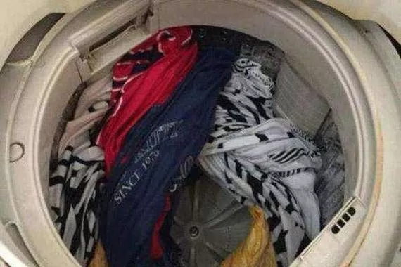 洗衣机卡住衣服怎么办