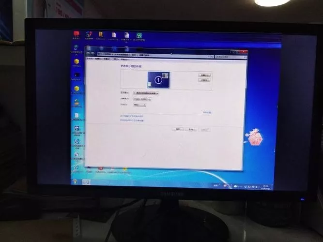 电脑屏幕边上黑影怎么办