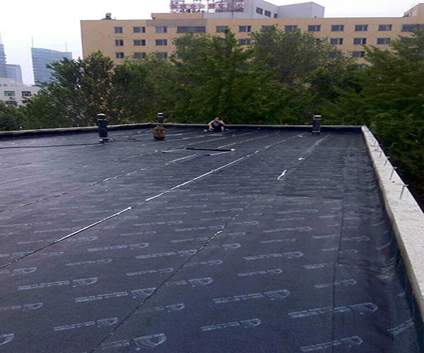 屋面防水用哪种材料好？屋顶裂缝漏水怎么处理
