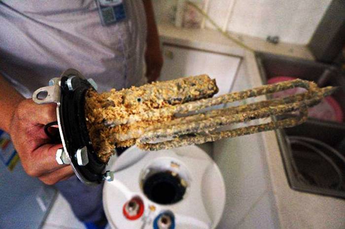 热水器镁棒多久换一次(电热水器镁棒掉在内胆里如何取出)