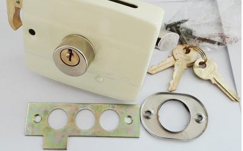 老式防盗门锁怎么更换锁芯/老式防盗门换锁步骤