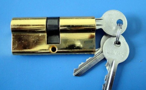 老式防盗门锁怎么更换锁芯/老式防盗门换锁步骤