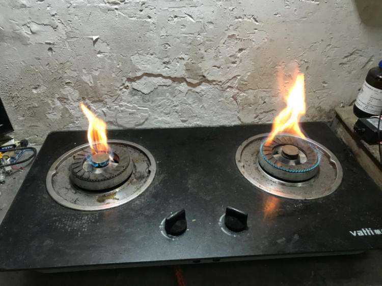 天然气灶打着火后一直在点火，燃气灶打火不停怎么办？