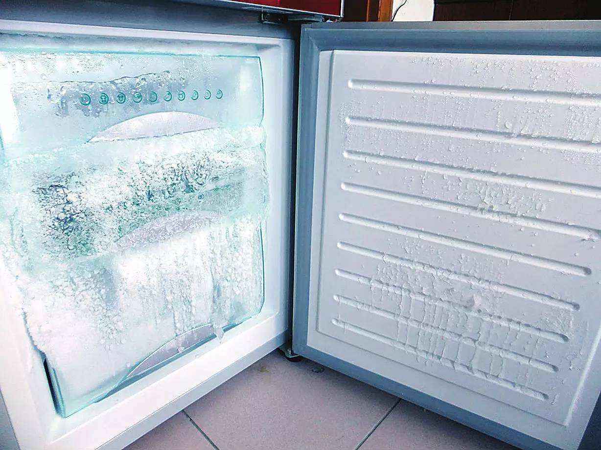 冰柜保鲜老是结冰怎么回事，冰箱保鲜室内结霜什么原因？