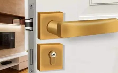 卧室门反锁了怎么简易开锁？要看具体是什么锁