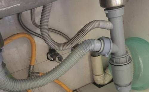 厨房下水管堵塞如何疏通？用手摇管道疏通器