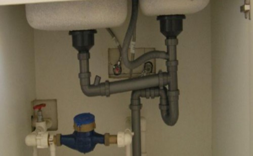 厨房下水管堵塞如何疏通？用手摇管道疏通器