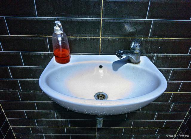 卫生间洗手台漏水怎么处理？