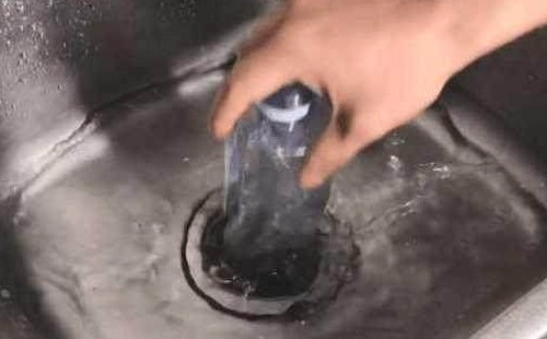 卫生间下水道里有小飞虫，师傅教你一招快速解决掉！