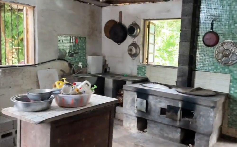 他回到乡下改造老式厨房，将脏旧石砌灶台重做橱柜，干净整洁多了