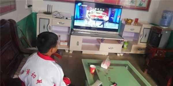 淅川县西簧初中组织师生家长收看《如何养成良好的学习习惯与学习方法》教育节目