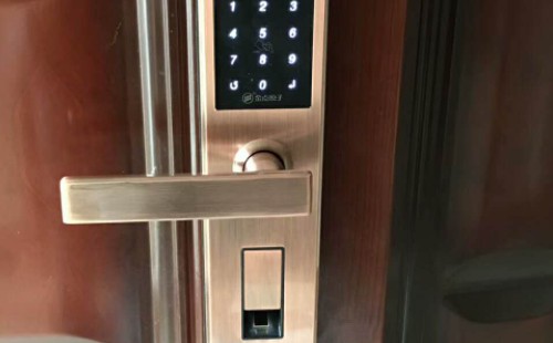 门密码锁面板不亮解决方法